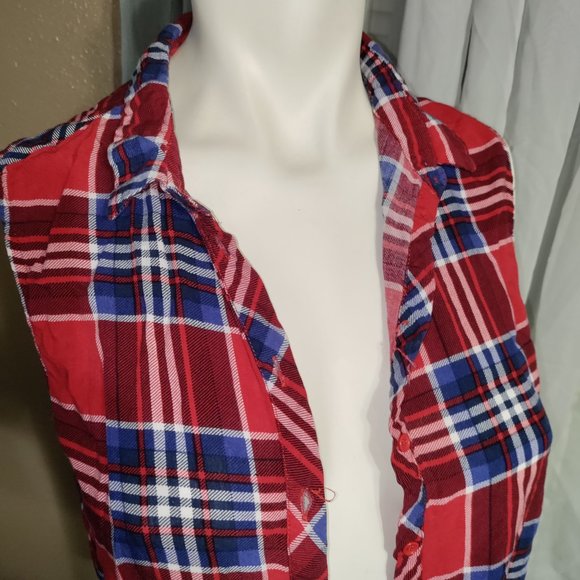 FNCY - Cute and Flirty Sleeveless Button Down - Picture 3 of 8